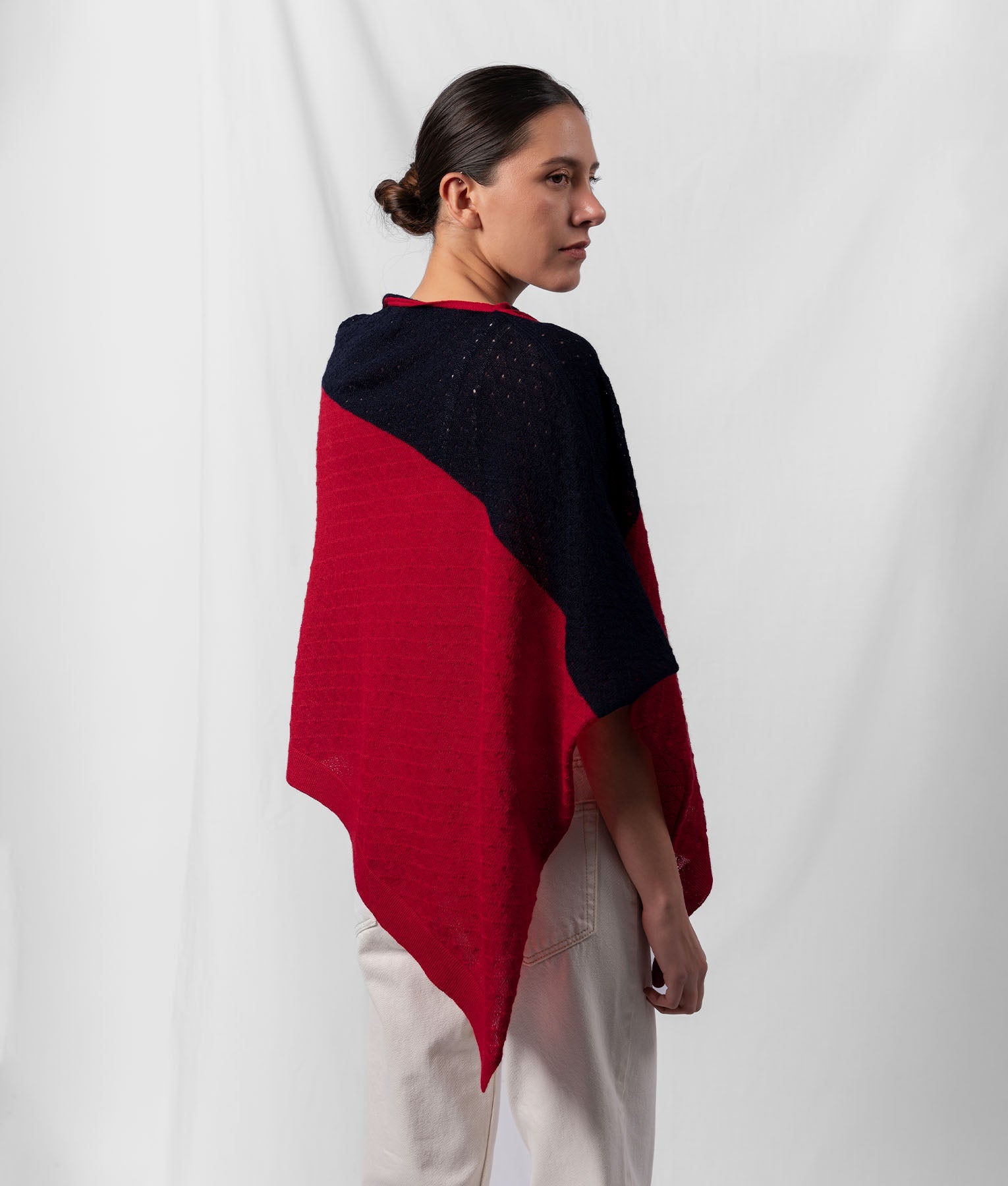 Poncho Con Enlaces Diamante - Rojo Intenso Y Negro
