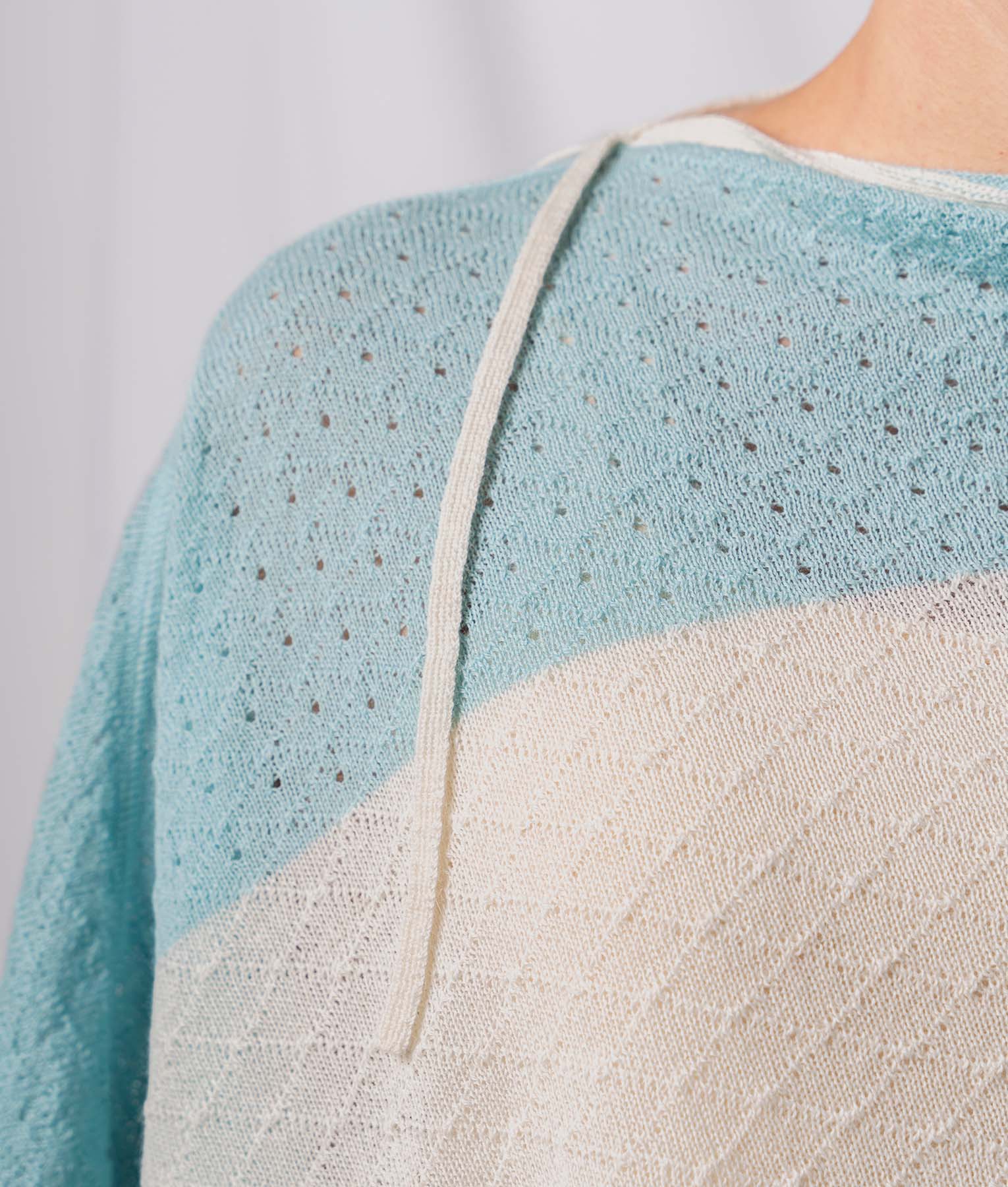 Poncho Con Enlaces Diamante - Marfil Y Celeste Hielo