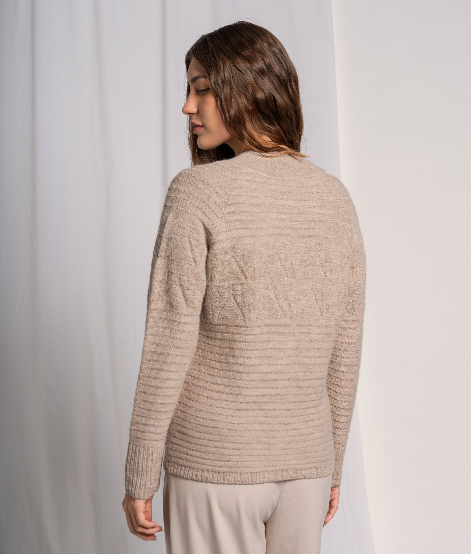 Cardigan Cuello Alto Con Diseños En Arcilla