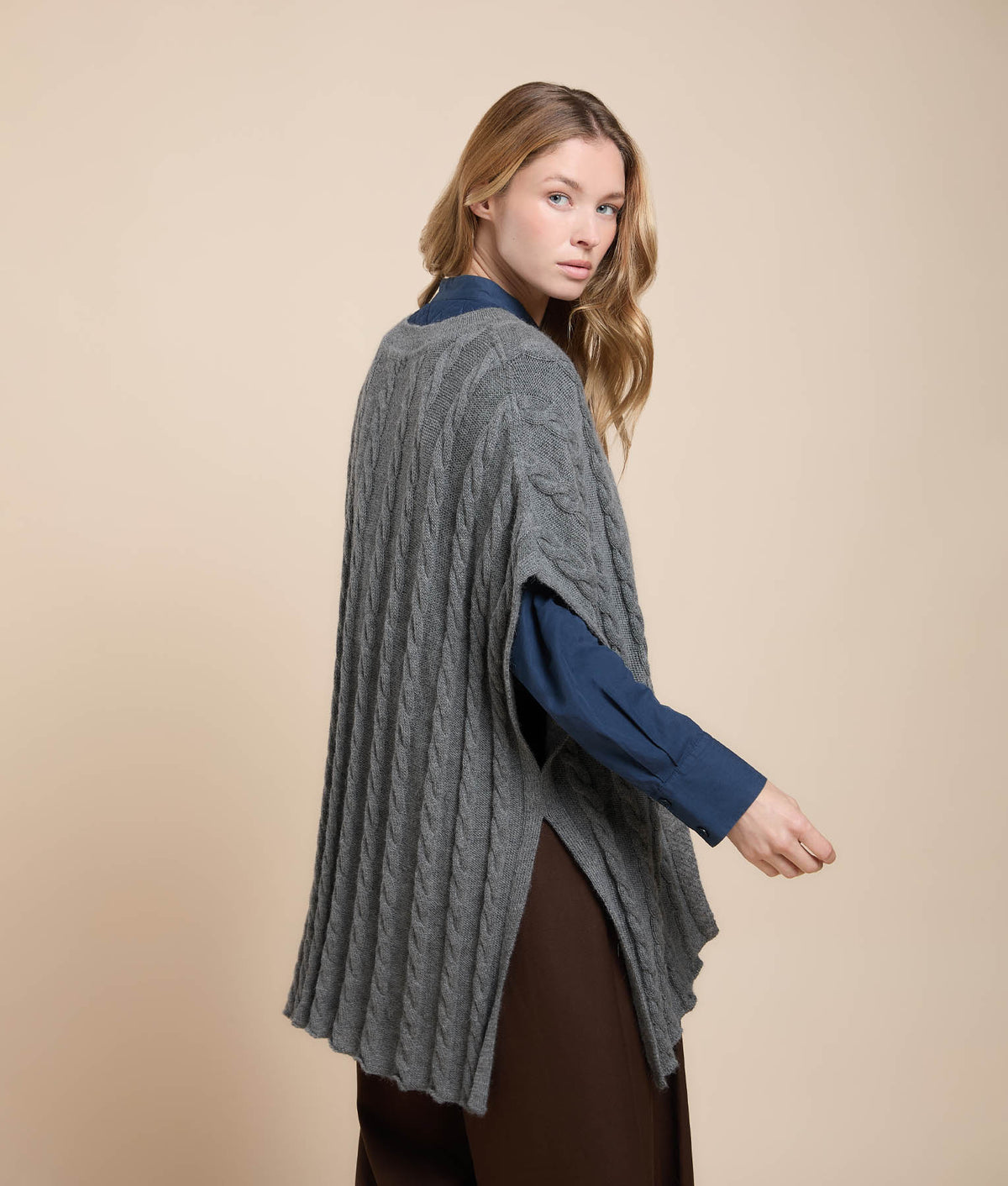 Poncho con Mangas de Trenzas y Texturas
