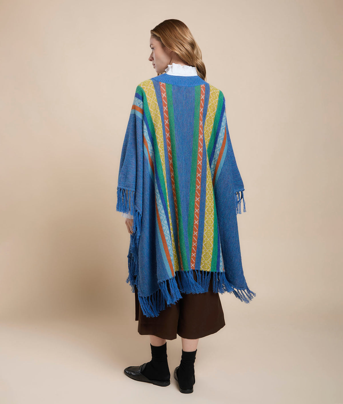Poncho con Botones y Flecos