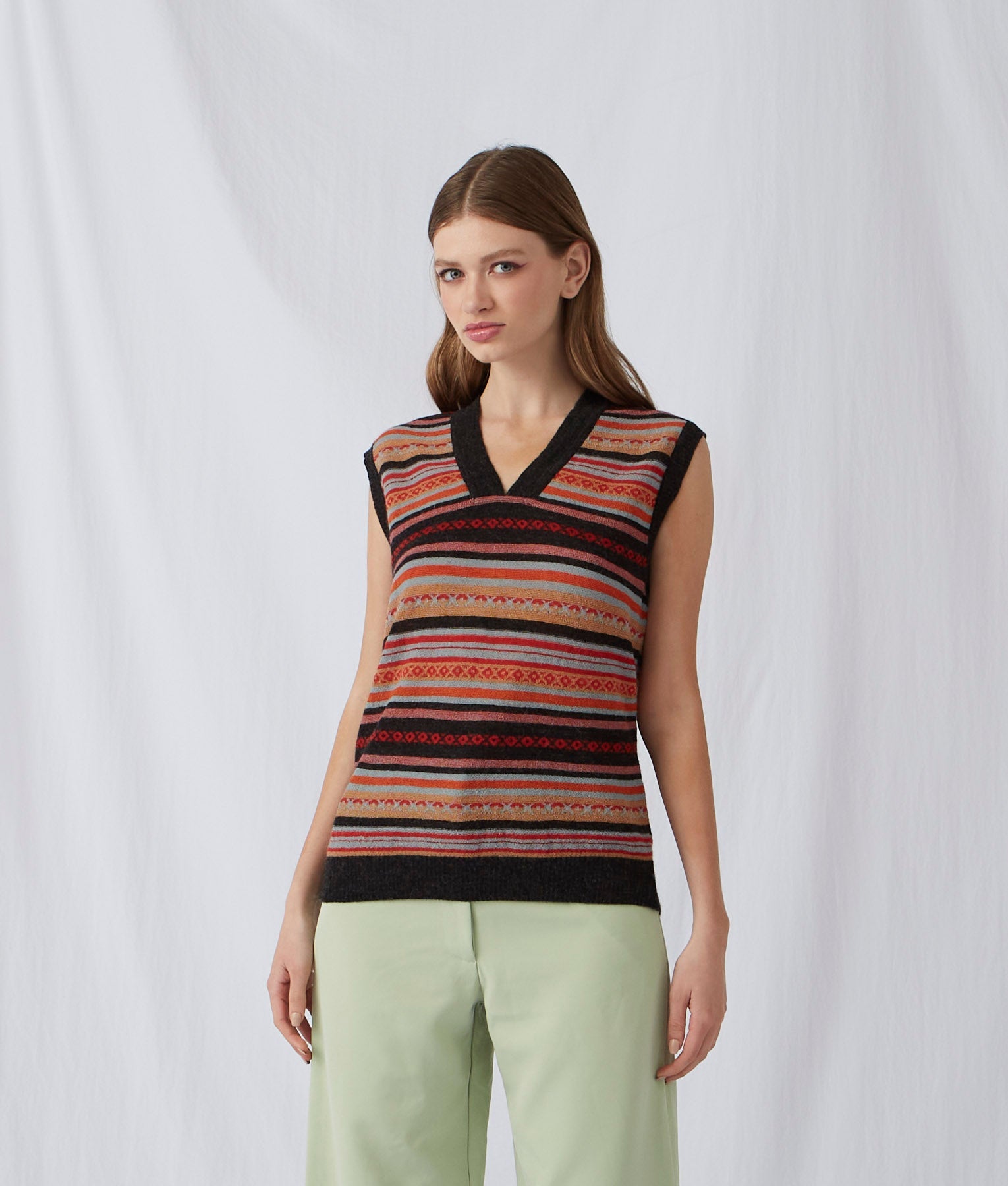 Chaleco Con Cuello En V De Rayas Jacquard - Piruleta Roja Y Puerta De Hierro