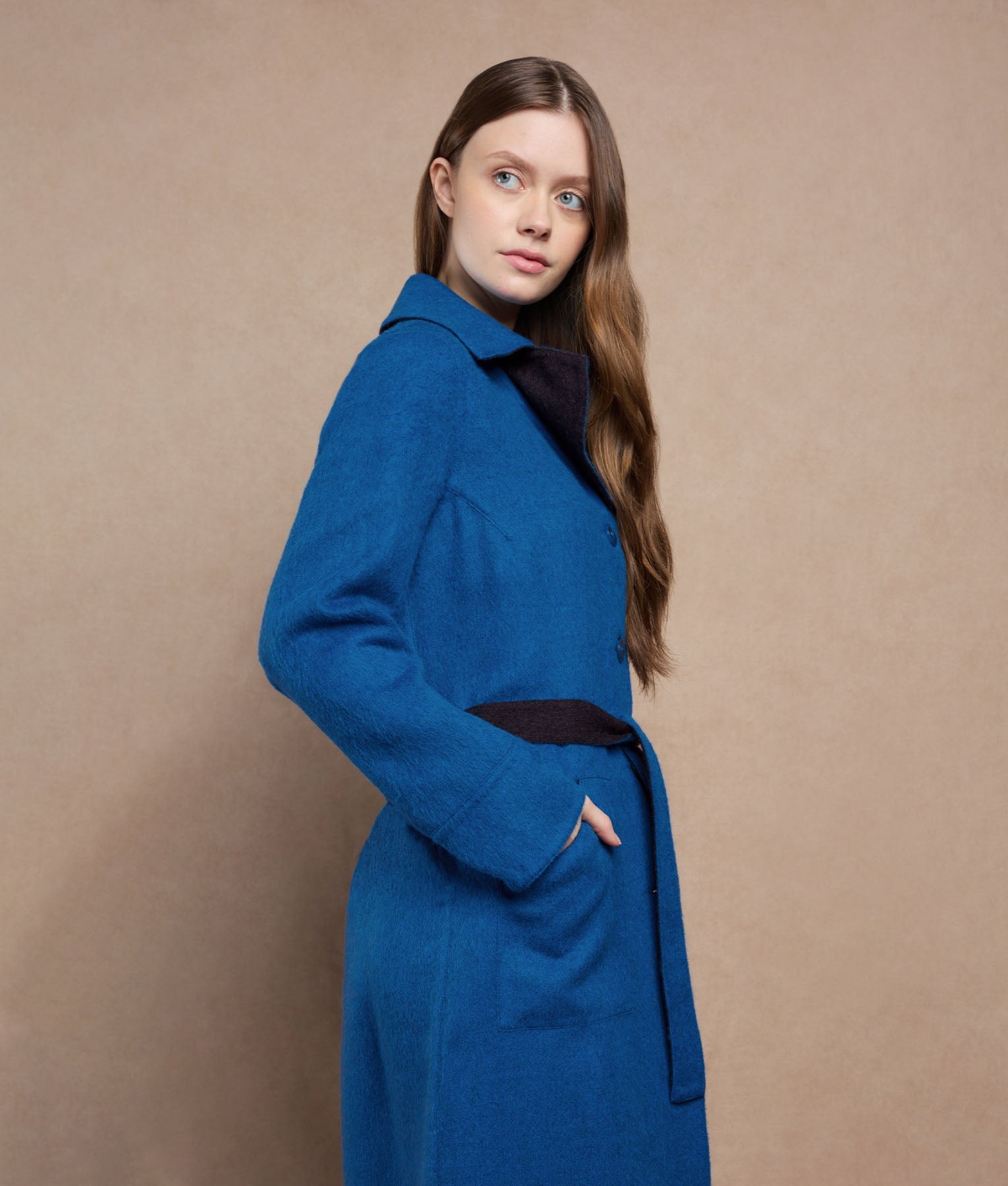 Abrigo Oversize Reversible Con Cinturón - Azul Petróleo Y Gris Oscuro