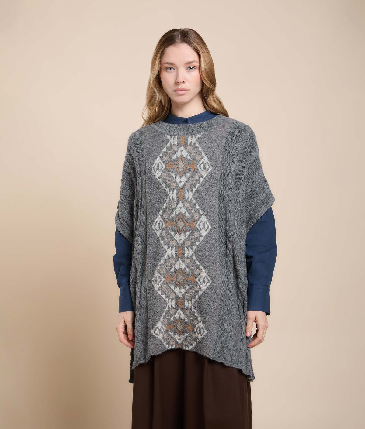 Poncho con Mangas de Trenzas y Texturas