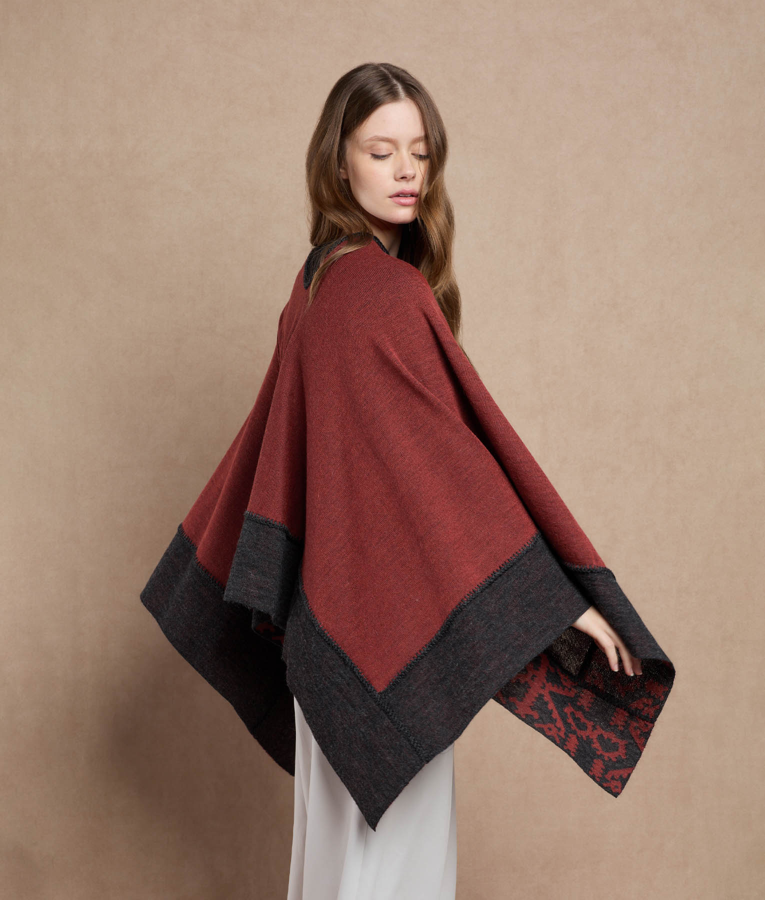 Poncho Reversible Trimmed