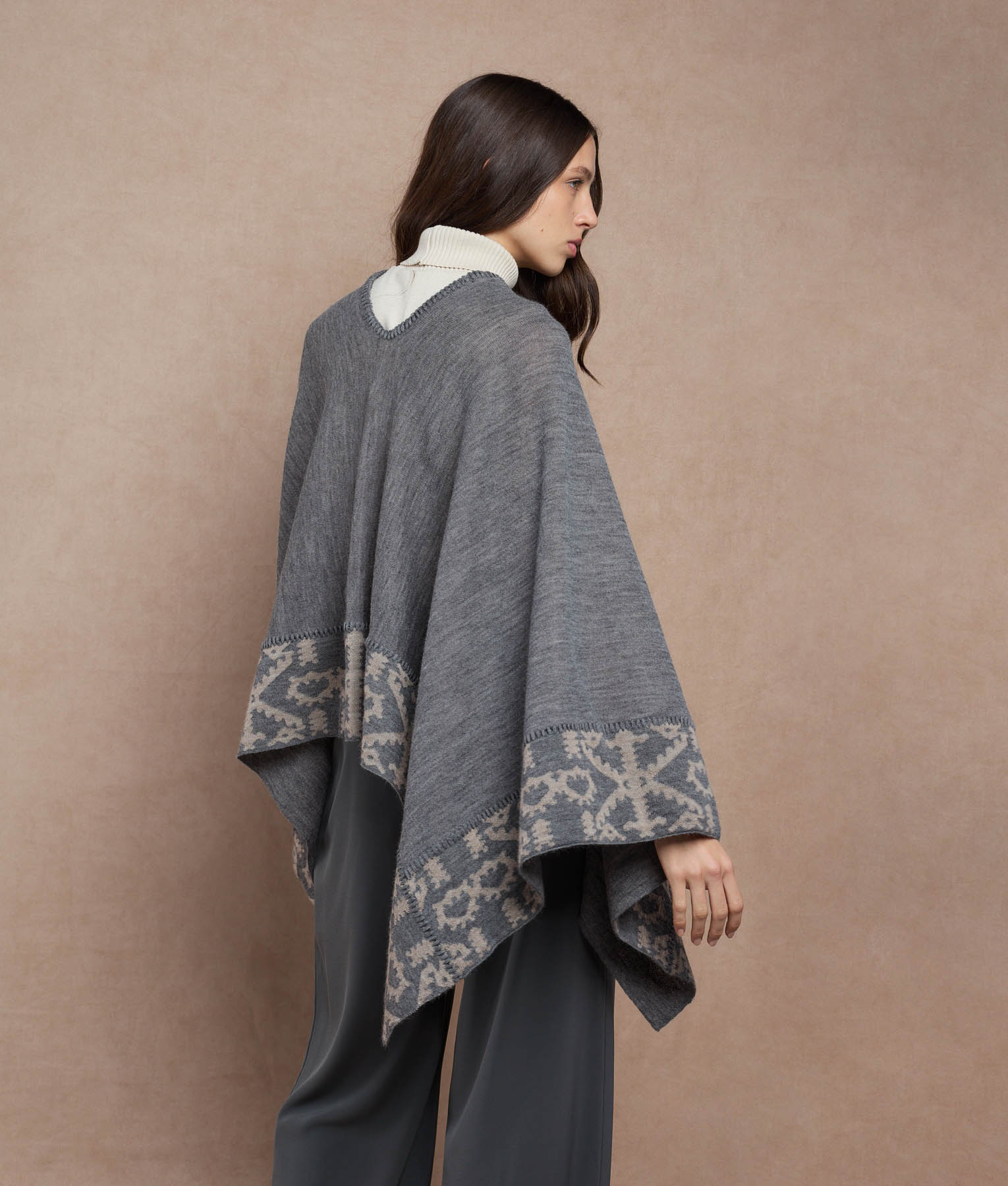 Poncho Reversible Trimmed
