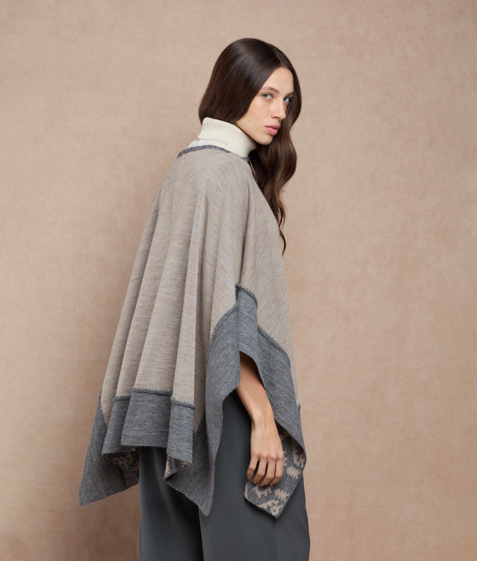 Poncho Reversible Trimmed