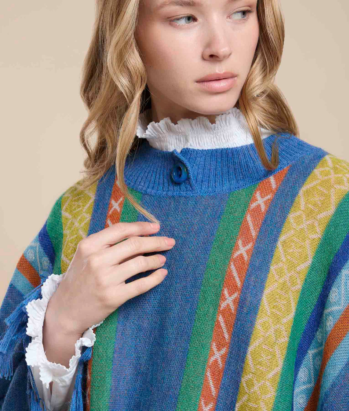 Poncho con Botones y Flecos