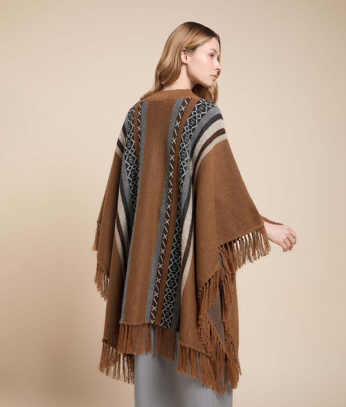 Poncho con Botones y Flecos