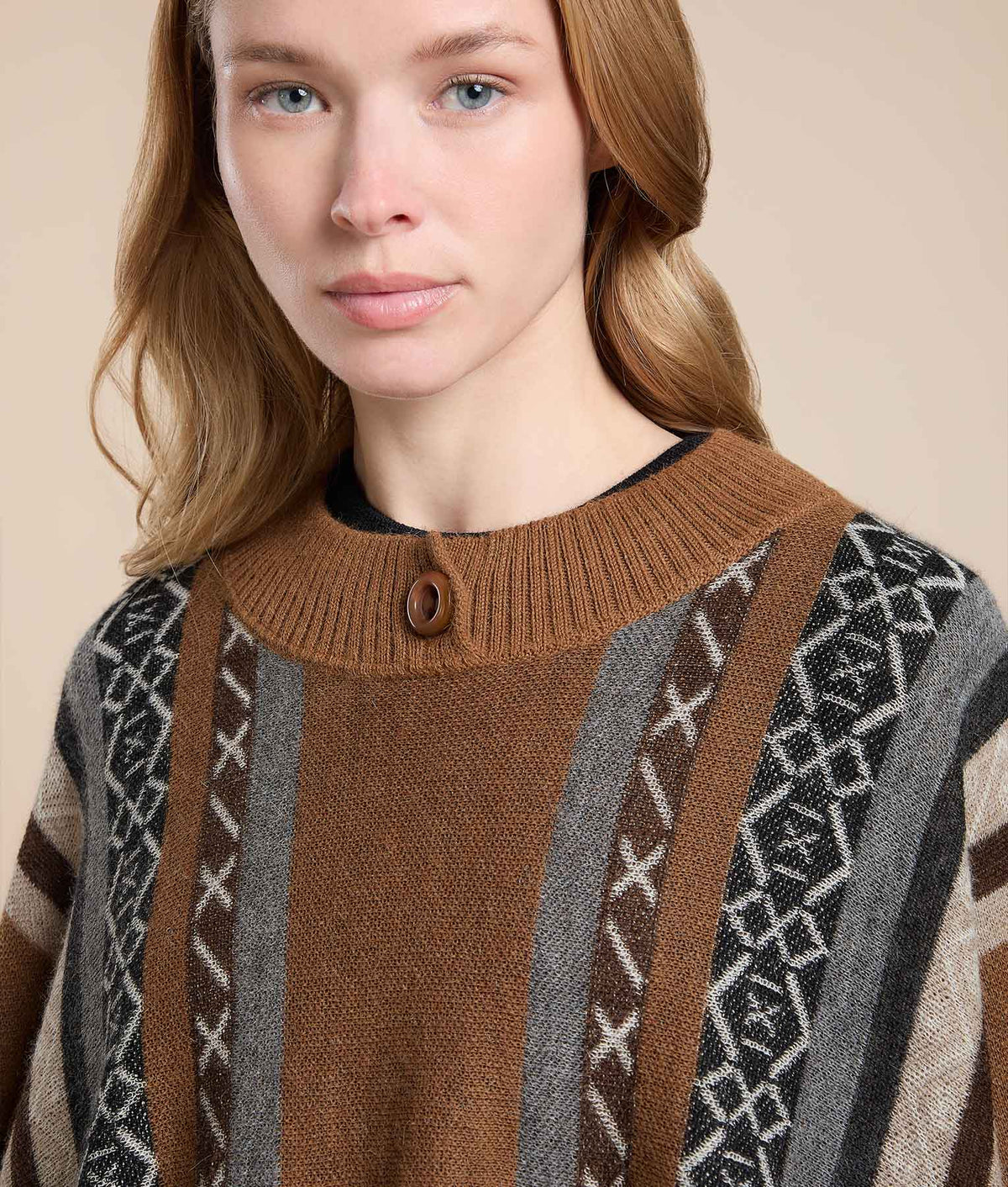 Poncho con Botones y Flecos